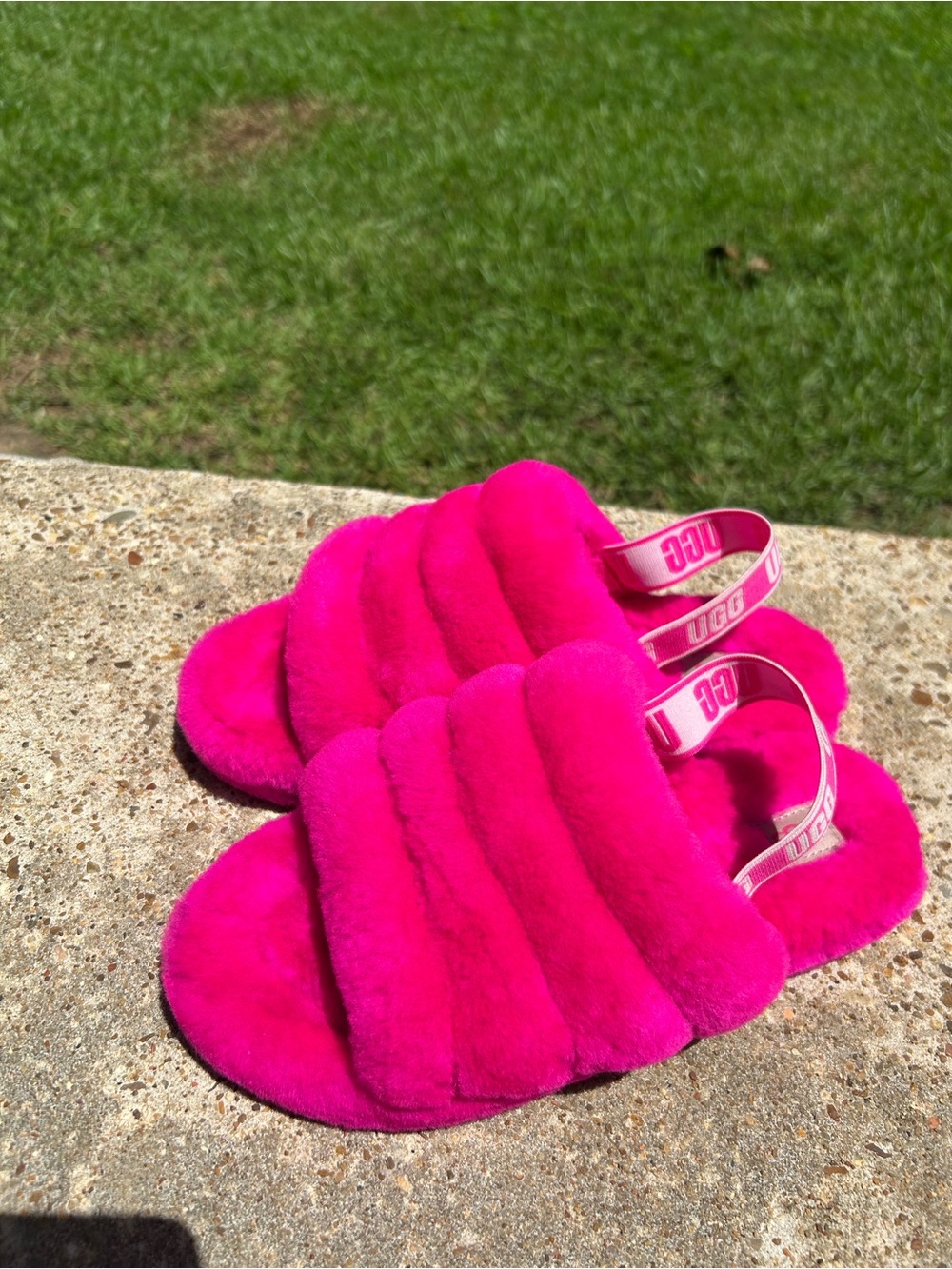 UGG Fluff Yeah Slide in Hot Pink - size 9 - never worn! - Picture 2 of 4